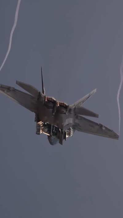 F-22 performing Weapon bay pass!