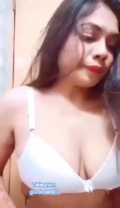 🔥🥰 Extremely Cute Desi GF from Mumbai Finally gets Convinced by her boyfriend to Record herself Showing her T!ts & Pu$$¥ 🥰🔥