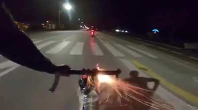 Bisikletli, kendisine sataşan motorsikletlinin amına koyuyor.