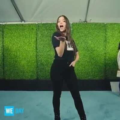 Hailee sending kisses 😘