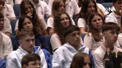 Milei desmaya a un pibe con su telequinesis