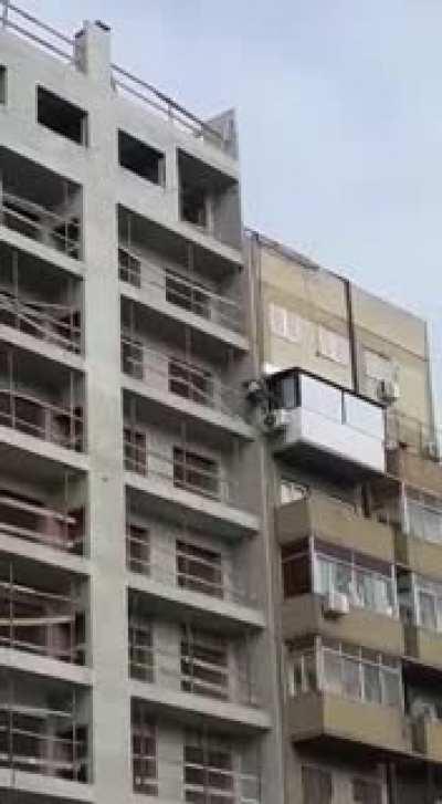 Ayer sal&iacute; 5 minutos al balc&oacute;n a tomar aire mientras esperaba que arranque mi clase, cuando me encontr&eacute; con un alba&ntilde;il de la obra col&aacute;ndose al departamento vecino, habiendo robado una mac. En un onceavo piso