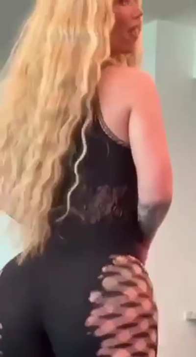 Iggy clapping that ass