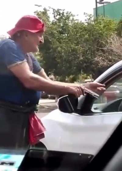 Limosnero con pistola.