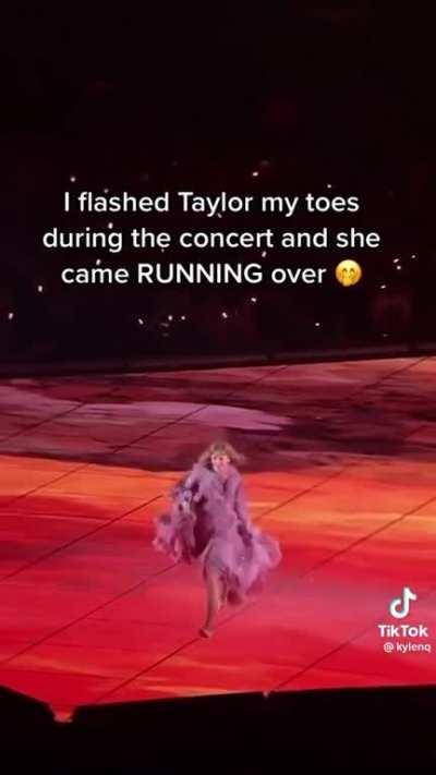 If there’s one thing she loves more than carbon emissions… it’s feet 😍