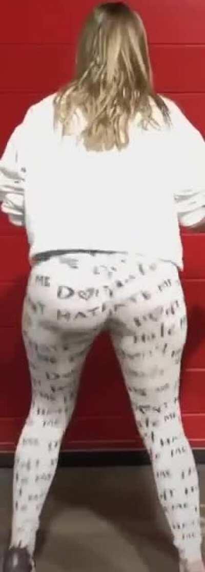 Lele showing how to twerk