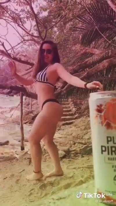 Ariadne Díaz enseñando su enorme culo