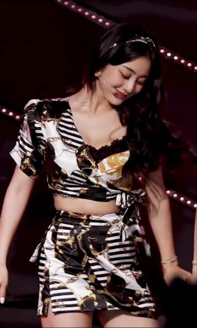 Jihyo - yellow, black & white outfit, alcohol free performance