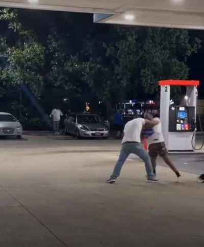 Gun falls out during fight w/ both parties ignoring it and resolving with fists