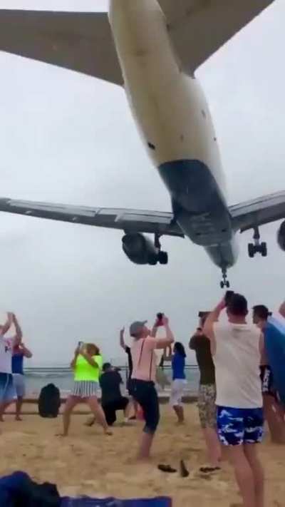 Boeing 757 landing at Princess Juliana International Airport✈️