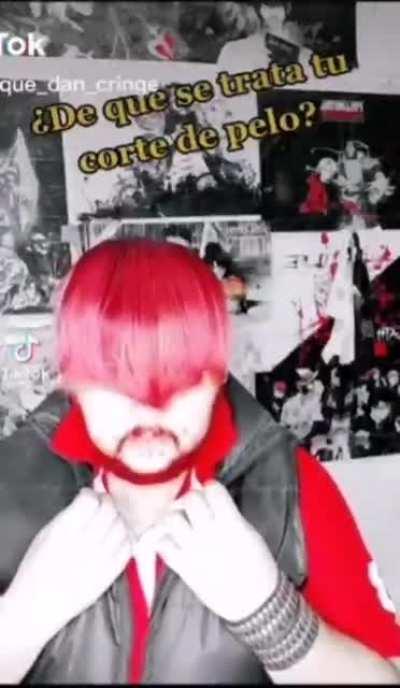 Por cosas como estas al otaku lo patean xd