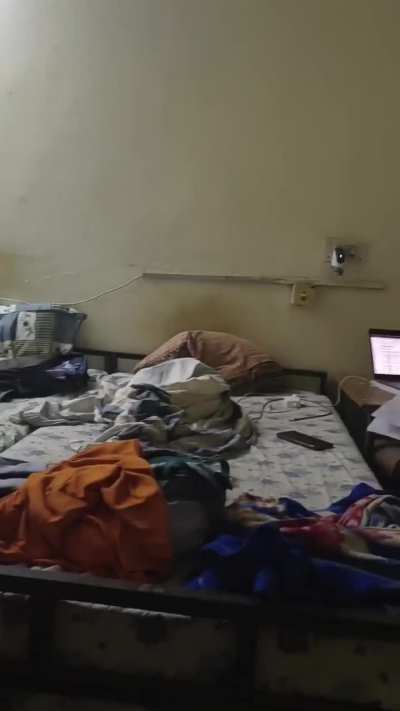 Backbenchers sharing room with a topper student be like