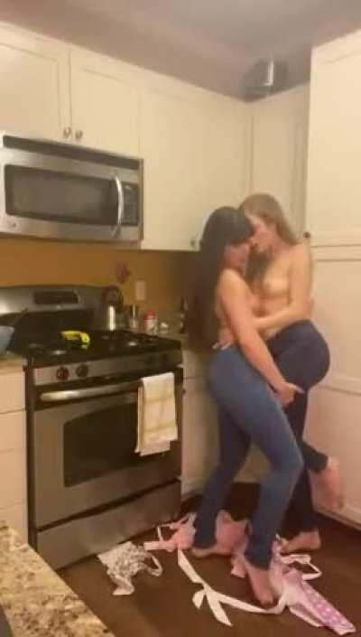 2 girls in tight jeans