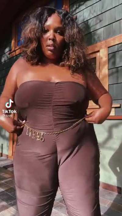 Bro, the way those cheeks swallow her bodysuit is crazy 😭😭😭😭