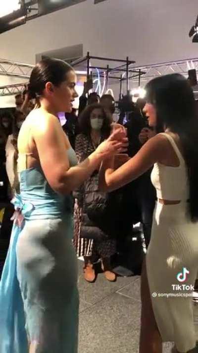 La zorra nos muestra como le sientan de bien los vestidos ajustados.