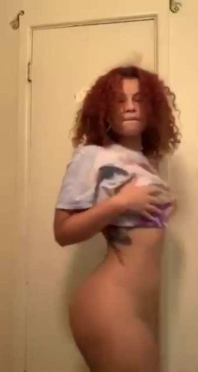 Dm for her folder trade 😚