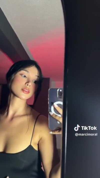 The night is long but with me it's full of fun🖤