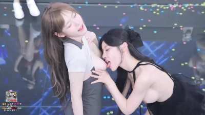 Name the black shirt pls