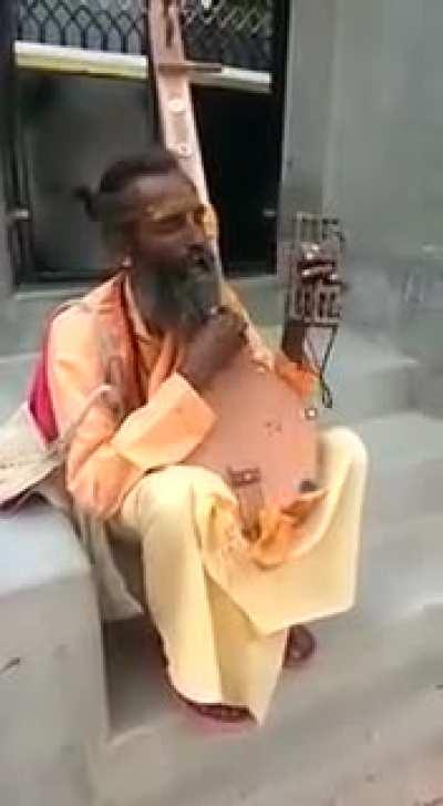 Every time i visit my home village, i wonder where they went. When i was a child this used to be every another day bless to listen and meet sanyasi like this.