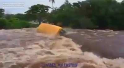 🤯😨A bus carrying people was caught in a water torrent during a flood