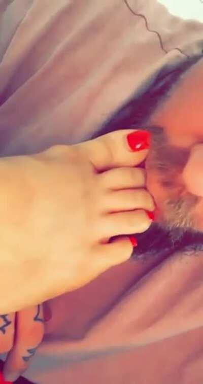 He loves my little cute toes do you?? 🥰🥰