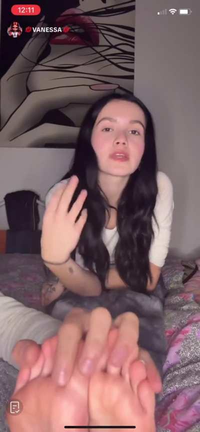Vanessalipparini tickling live from earlier