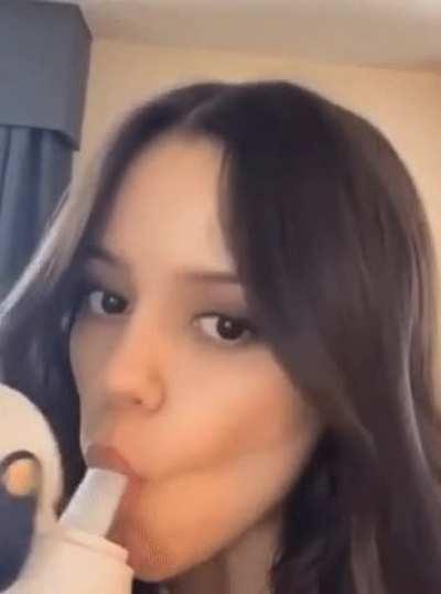 Her lips are so perfect (Jenna Ortega)