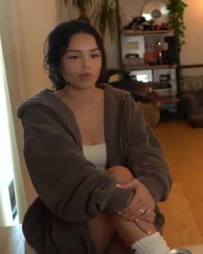 Stunning in this outfit 🥵