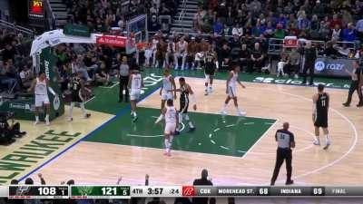 [Highlight] Dame gets the and-1, nails the free throw and now has 40 points for the first time as a Buck!