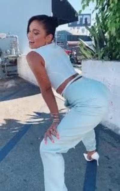 Vanessa Hudgens never fails to get me hard