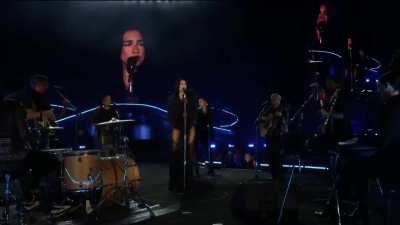 Dua Lipa cantando “Tu Misterioso Alguien” de Miranda desde el Estadio Monumental, en su segunda fecha