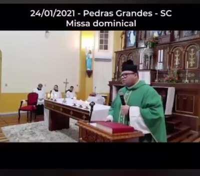 Idosos se recusam a tomar vacina após padre dizer que são feitas “com fetos abortados”