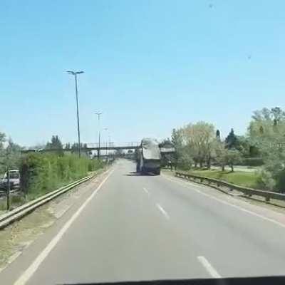 Camionero hizo pelota un puente peatonal en la Autopista Buenos Aires-La Plata