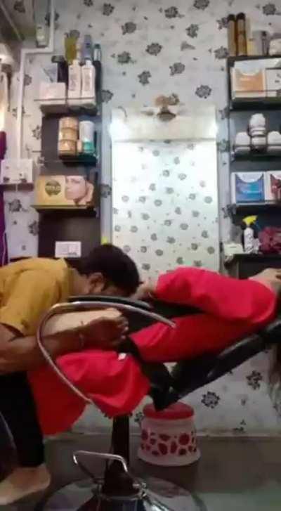 SALOON WALI KO HI PATAK K PEL DIYA🔥