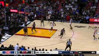 [Highlight] Jaime Jaquez Jr. fakes out Killian Hayes and finishes with a smooth up and under