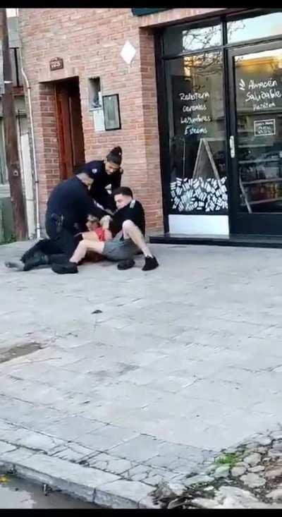 Vecinos platenses redujeron a un chorro y se lo entregaron a la policía: 