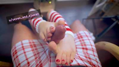 It’s snowing cum on my Christmas toes!