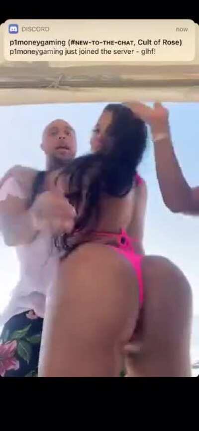 Jayda Twerking and feeling on her friends (having Fun)