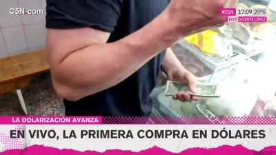 Un carnicero empezó a aceptar dolares en su negocio y C5N fue a boludearlo diciendo que nadie le iba a comprar. Al rato Marra cayó ahí con los dolares a cagarles la nota Kjjj