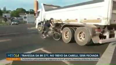 An idiot on a bike, almost dies twice - on Live TV LOL