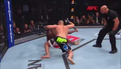 Cheick Kongo knocks out Pat Barry.