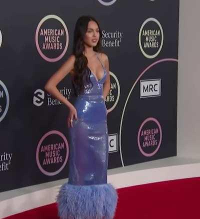 Olivia Rodrigo's killer body makes my cock throb, her curves are insane