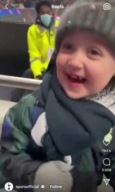 Even the smallest gesture can make someone’s day :’)