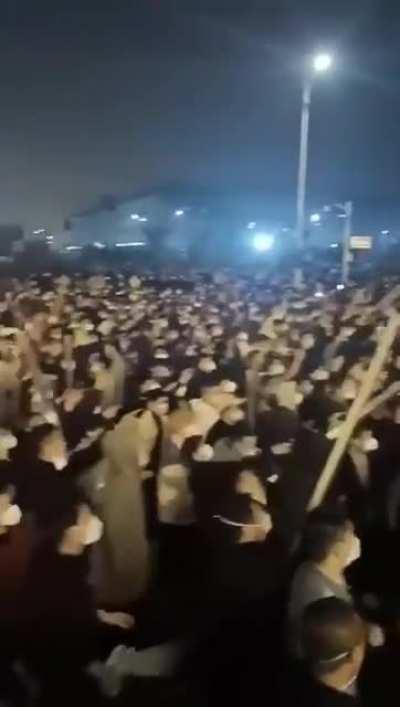 Massive crowd in China rises up against Hazmat-clad covid cops