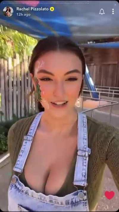 her tits jiggle when she walks 😫