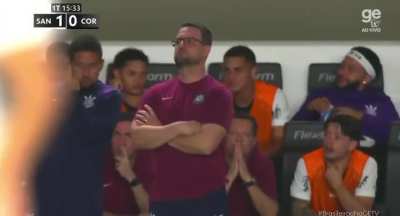 Memphis bastante chateado com o atropelo do Santos no primeiro tempo