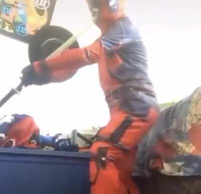 Nooo Deadpool, no lo hagas 😭😭😭