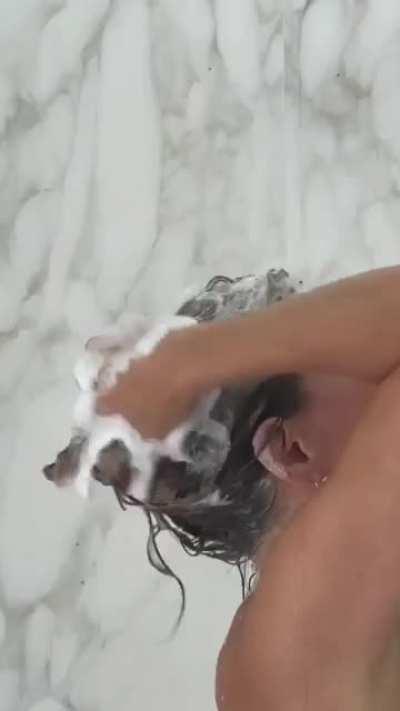 Jennifer Aniston: Shower (Video)