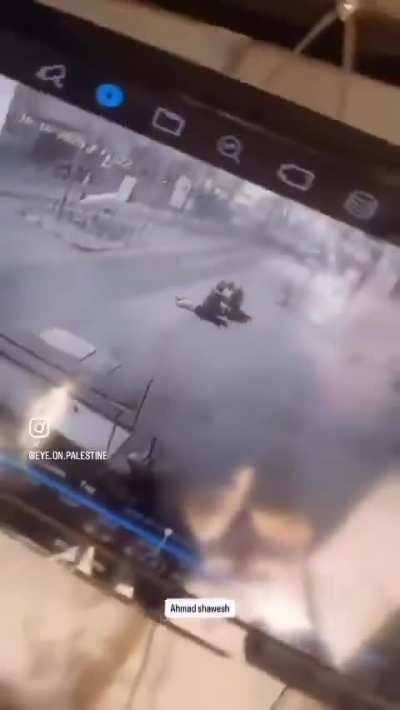 West Bank | The moment of the martyrdom of young man Mohammed Salama from the eastern neighborhood of Jenin, who was shot and killed by Israeli forces last night near the Cinema Roundabout in the center of the city.