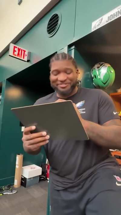 Eagles players drawing the Kelly Green logo 🤣